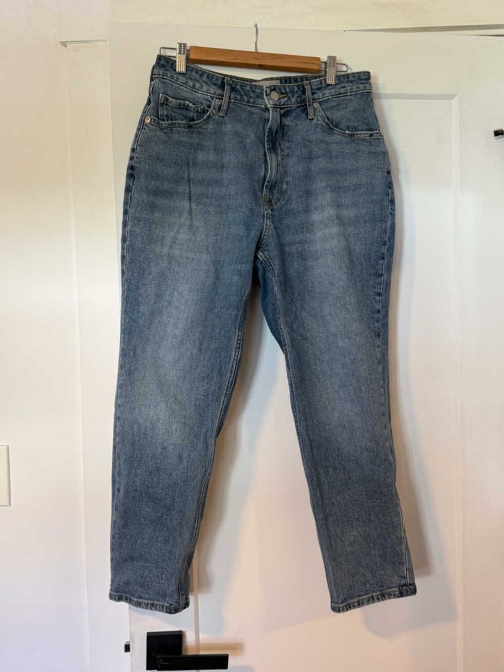 Everlane Curvy Cheeky Jeans in Washed Blue - Straight Leg